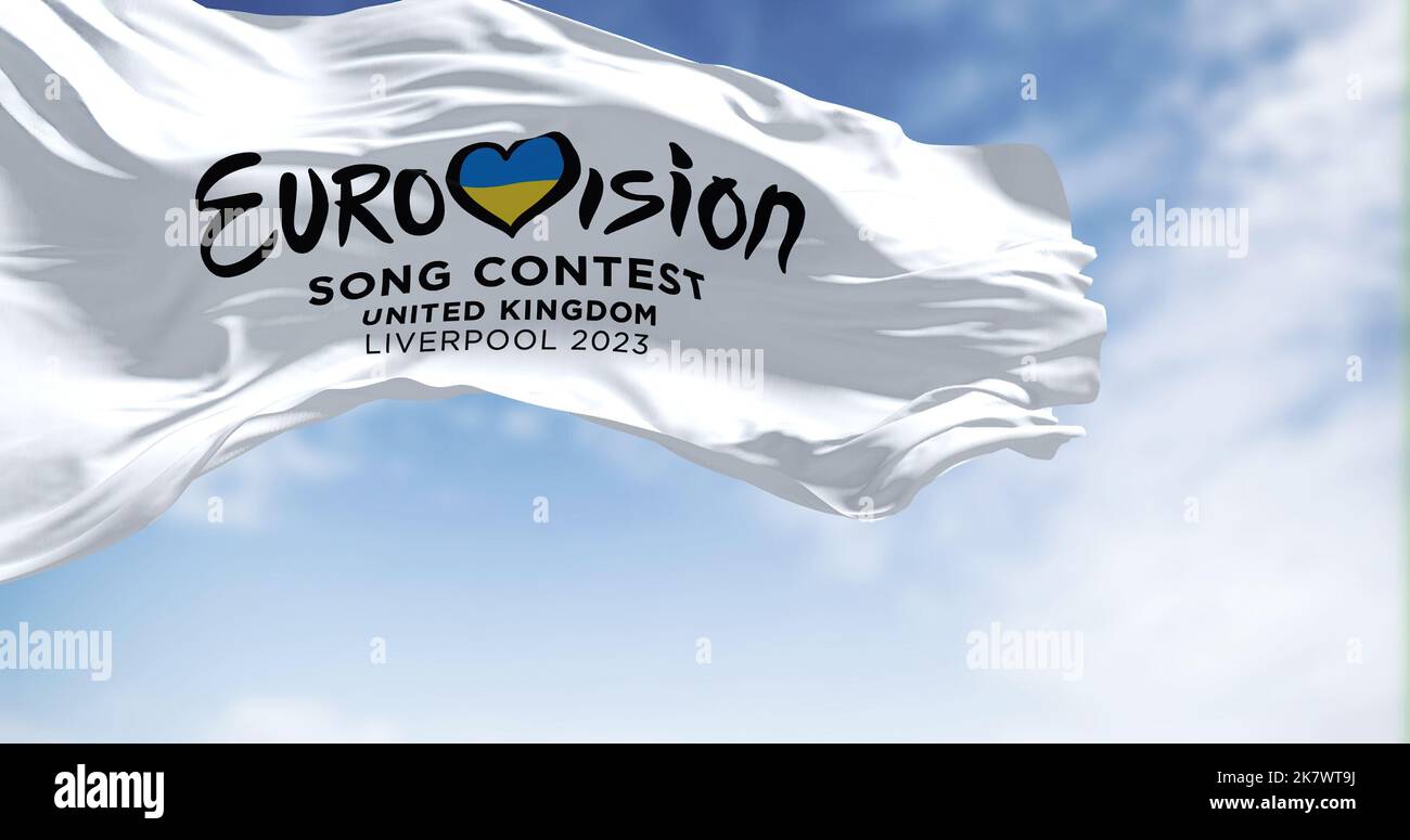 Liverpool, Regno Unito, ottobre 2022: La bandiera del concorso di canzoni Eurovision 2023 volo. L'edizione 2023 si svolgerà a Liverpool, Regno Unito, perché l'Ucraina c Foto Stock