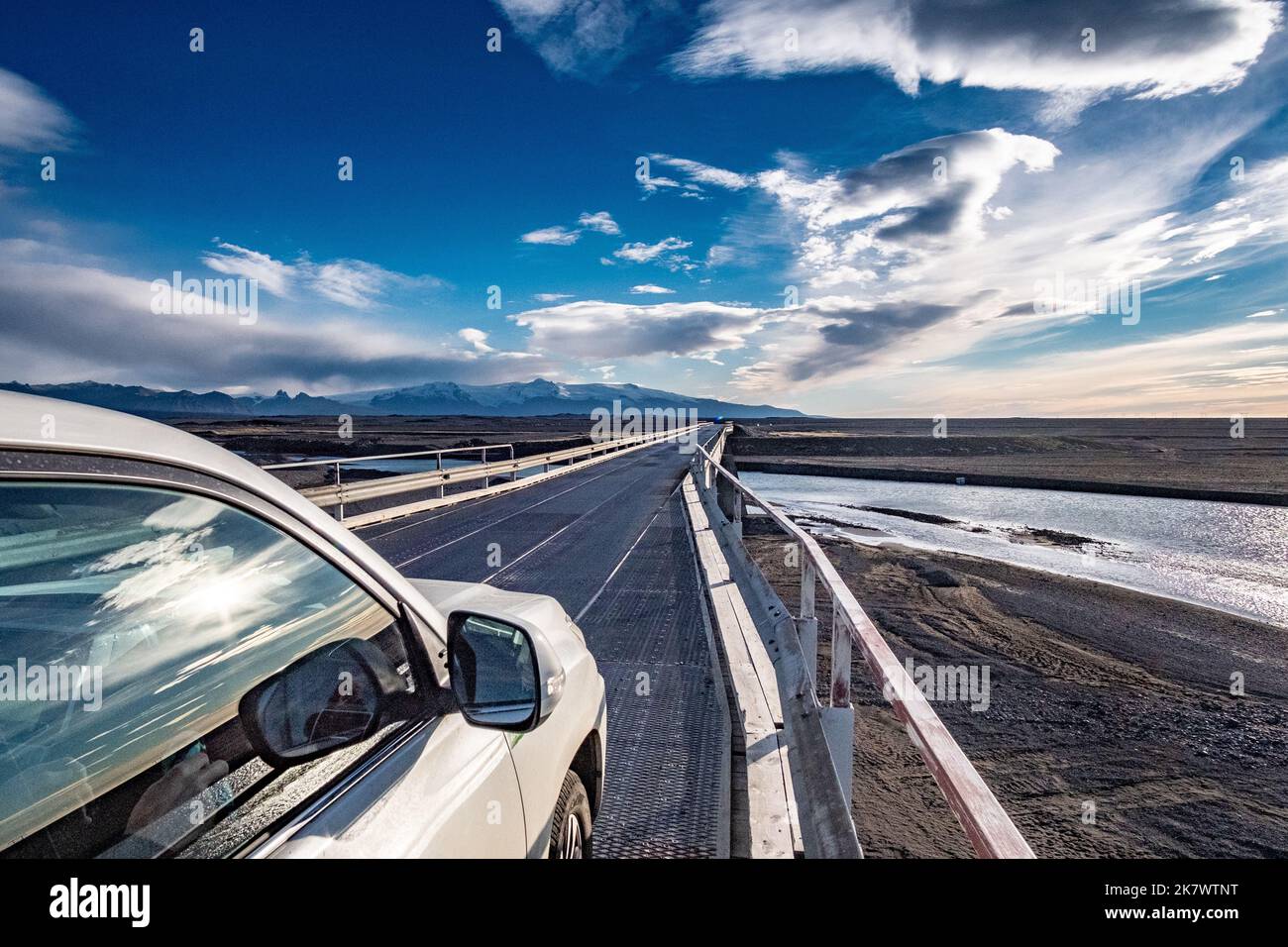 Ponte a corsia singola sul fiume glaciale Núpsvötn in Islanda - Einspurige Brücke über den Gletscherfluss Núpsvötn auf dem Skeiðarársandur Foto Stock
