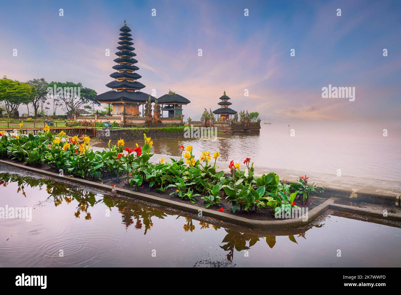Tempio pura Ulun Danu su un lago Beratan, Bali Foto Stock