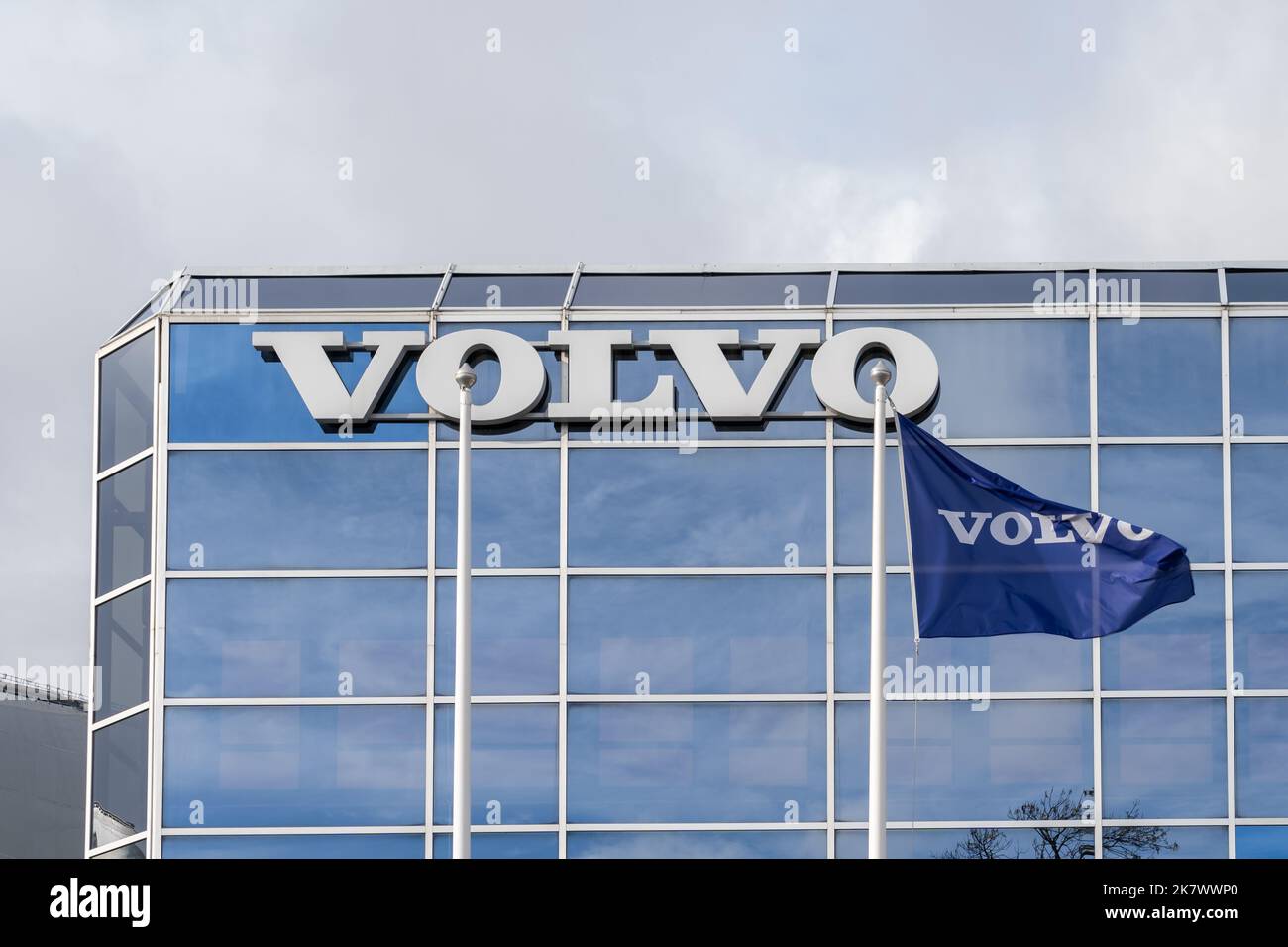 Oslo, Norvegia - 14 ottobre 2022: Primo piano del segno Volvo sull'edificio e la bandiera viene mostrata. Foto Stock