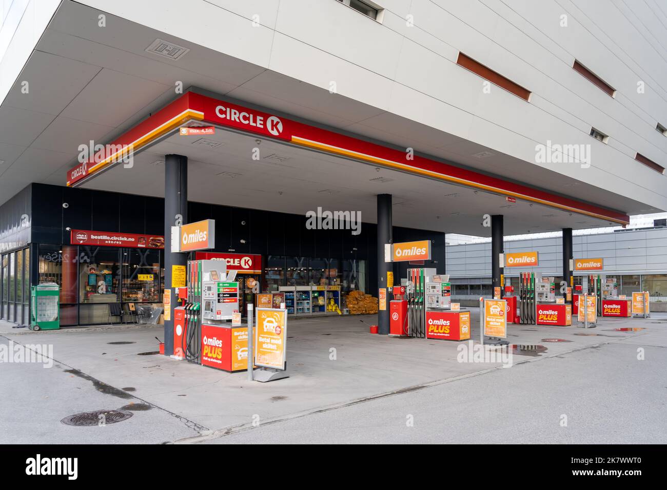 Oslo, Norvegia - 14 ottobre 2022: Una stazione di servizio Circle K e un minimarket a Oslo, Norvegia. Circle K Stores è una catena americana di convenienza Foto Stock