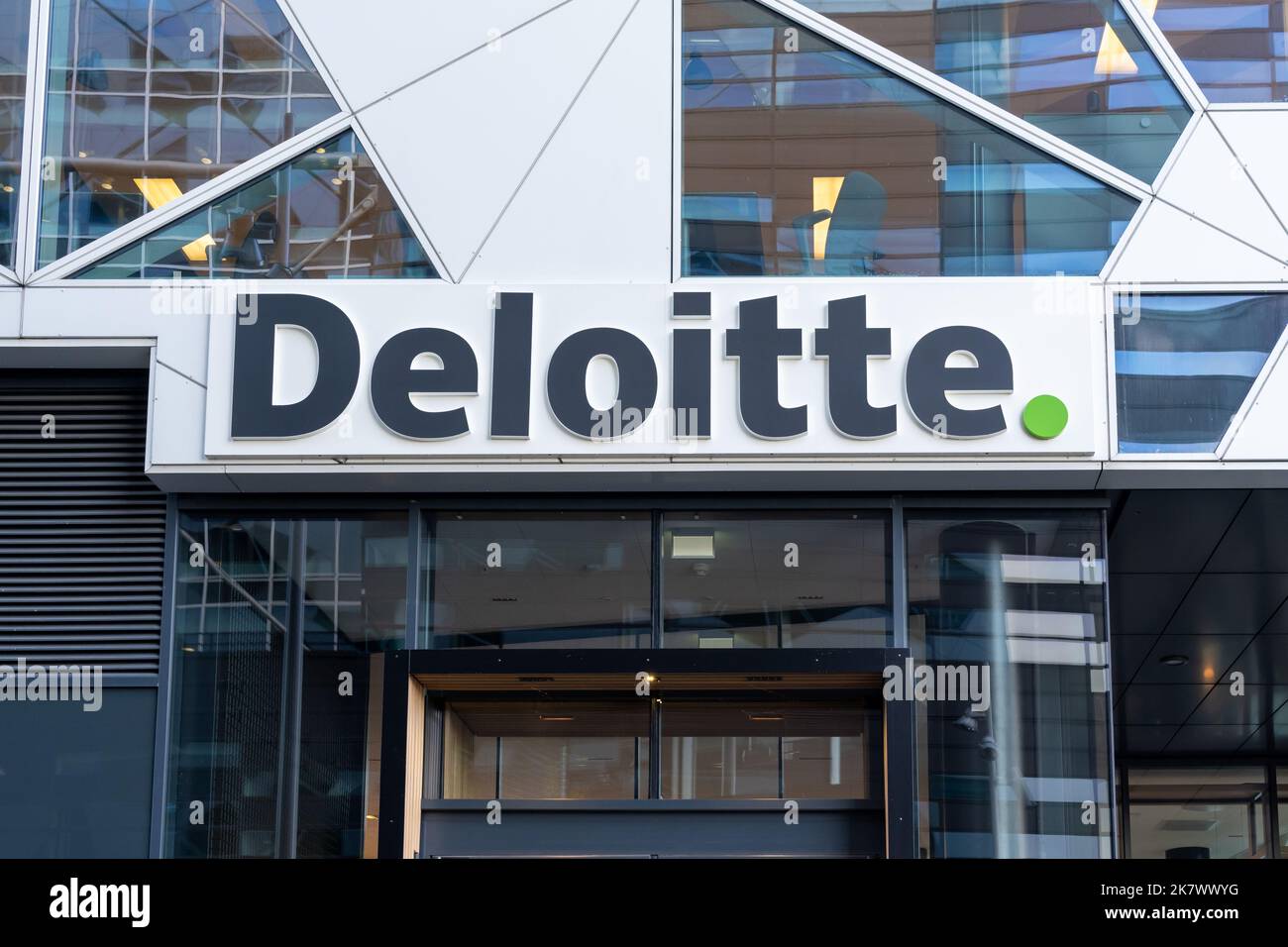 Oslo, Norvegia - 15 ottobre 2022: Primo piano del cartello Deloitte presso il suo edificio degli uffici di Oslo, Norvegia. Foto Stock