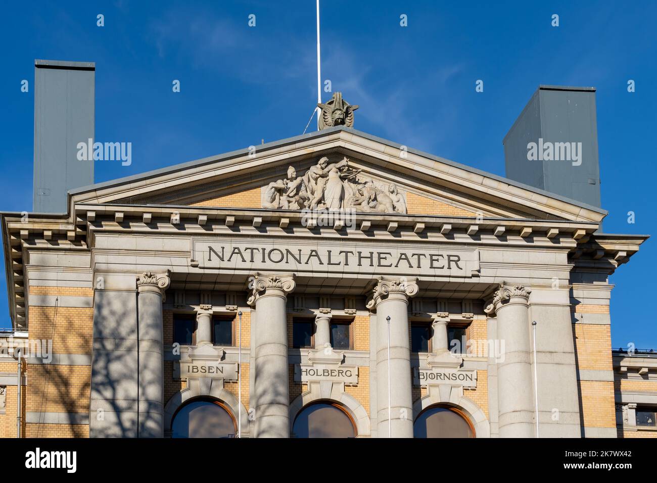 Oslo, Norvegia - 15 ottobre 2022: Mostra la parte superiore dell'edificio del Teatro Nazionale, Oslo, Norvegia. Foto Stock