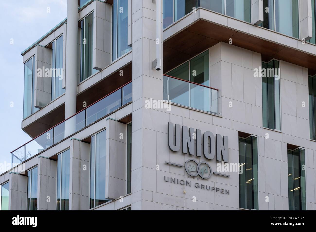 Oslo, Norvegia - 15 ottobre 2022: Primo piano del simbolo del Gruppo Union nell'edificio della sede centrale di Oslo, Norvegia. Foto Stock