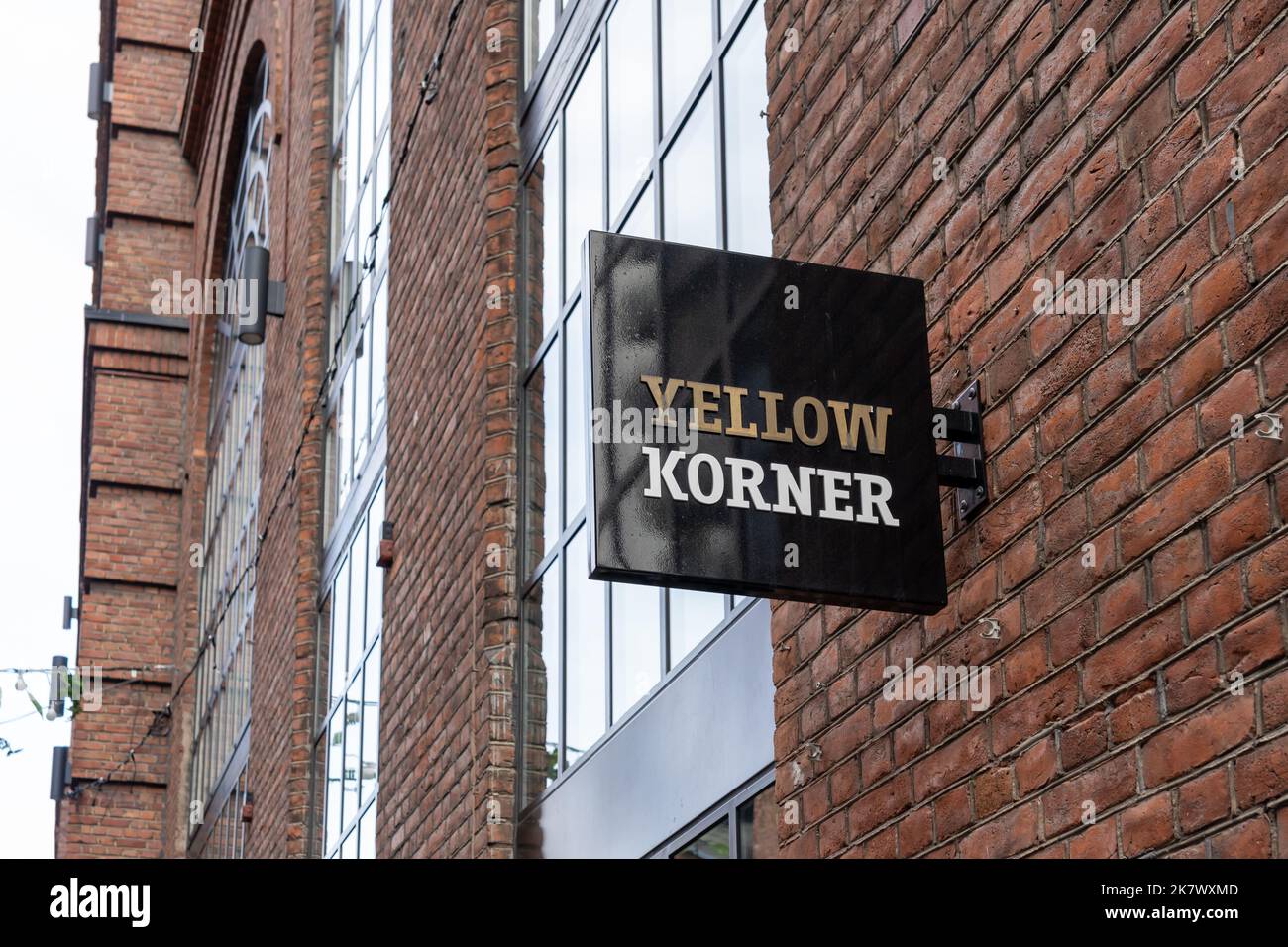 Oslo, Norvegia - 15 ottobre 2022: Una galleria YellowKorner che proietta un cartello sull'edificio. Foto Stock