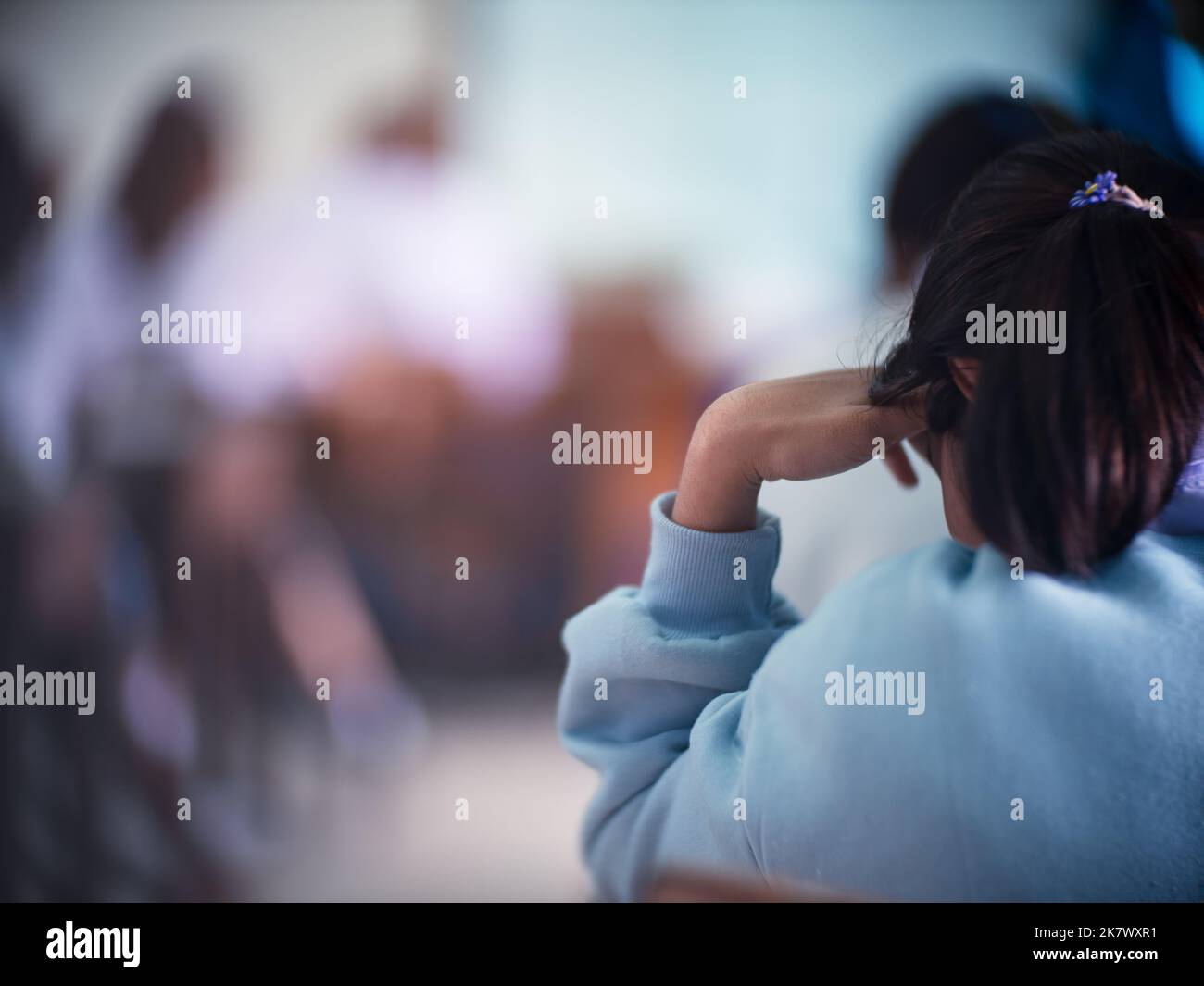 Studenti che leggono i fogli di risposta degli esami Esercizi in classe con mal di testa e stress Foto Stock