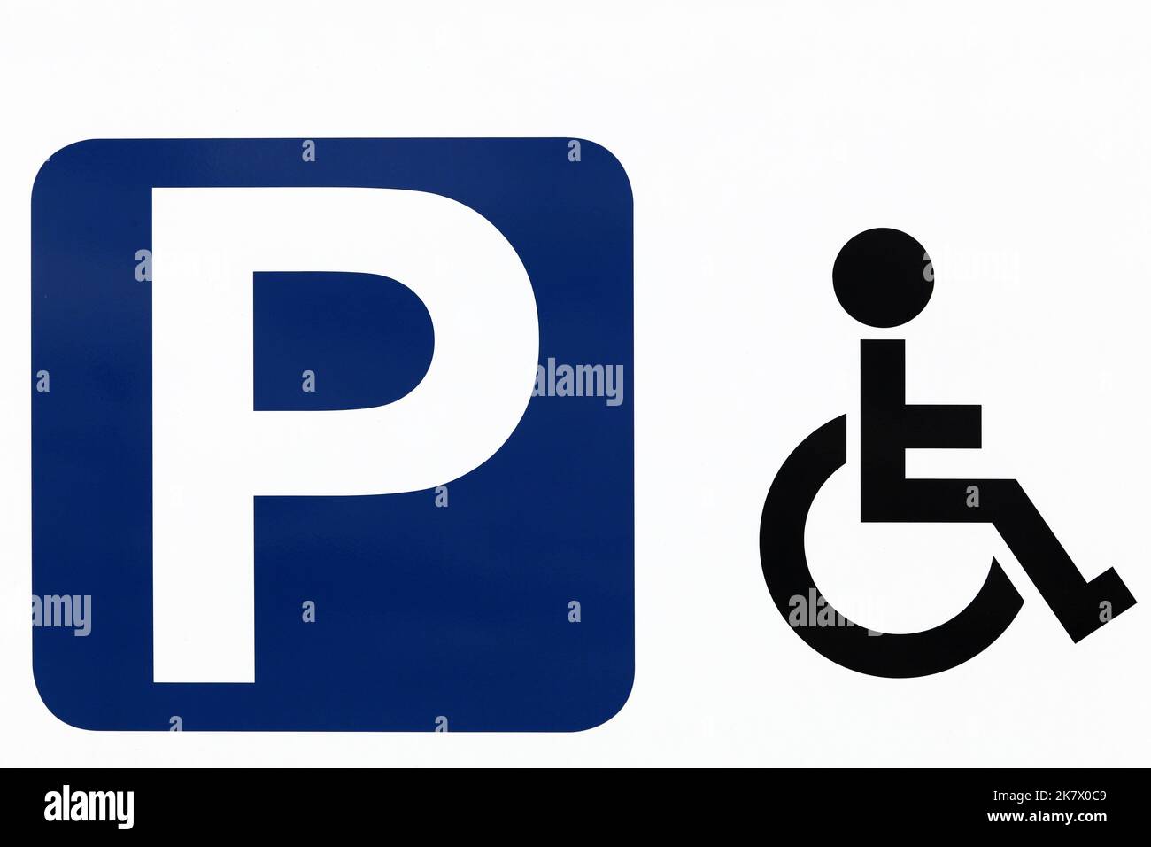 Cartello di parcheggio per disabili su una parete Foto Stock
