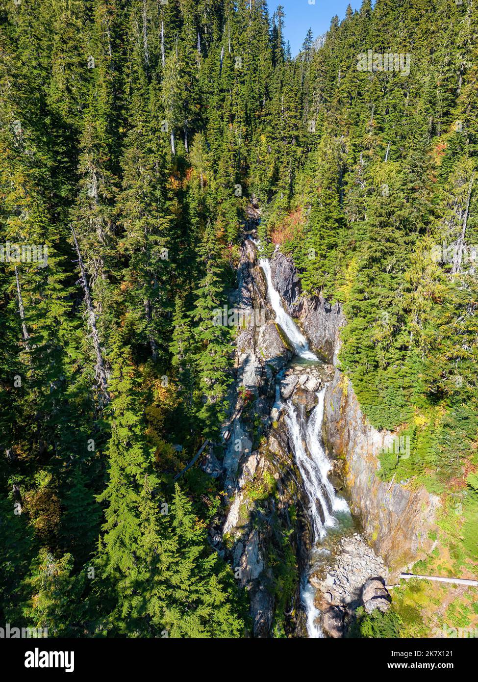 Vista aerea del fiume e della cascata con alberi verdi nel paesaggio montano canadese Foto Stock