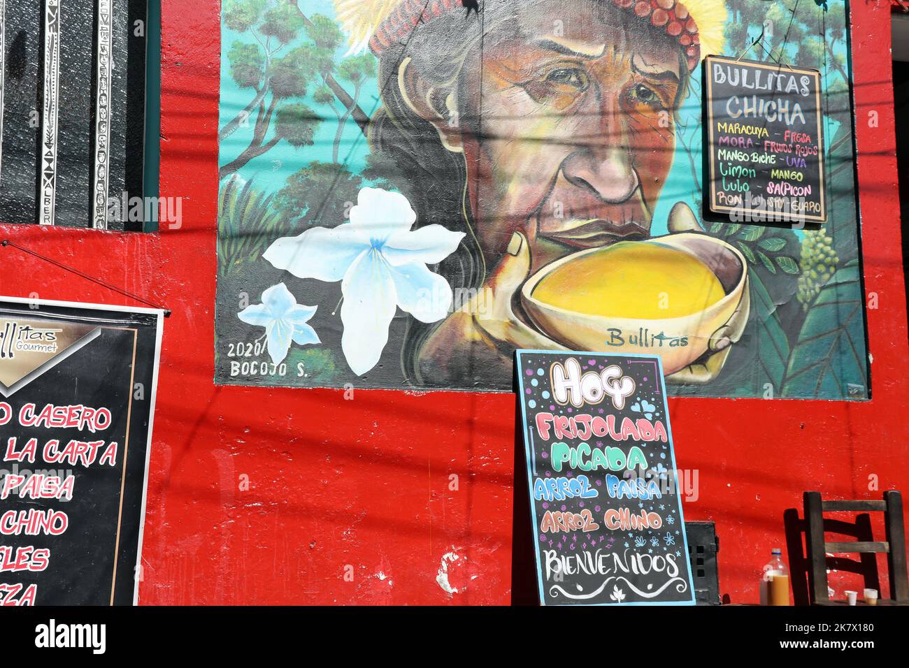 Murale di una donna che beve chicha tradizionale a Bogotà Foto Stock