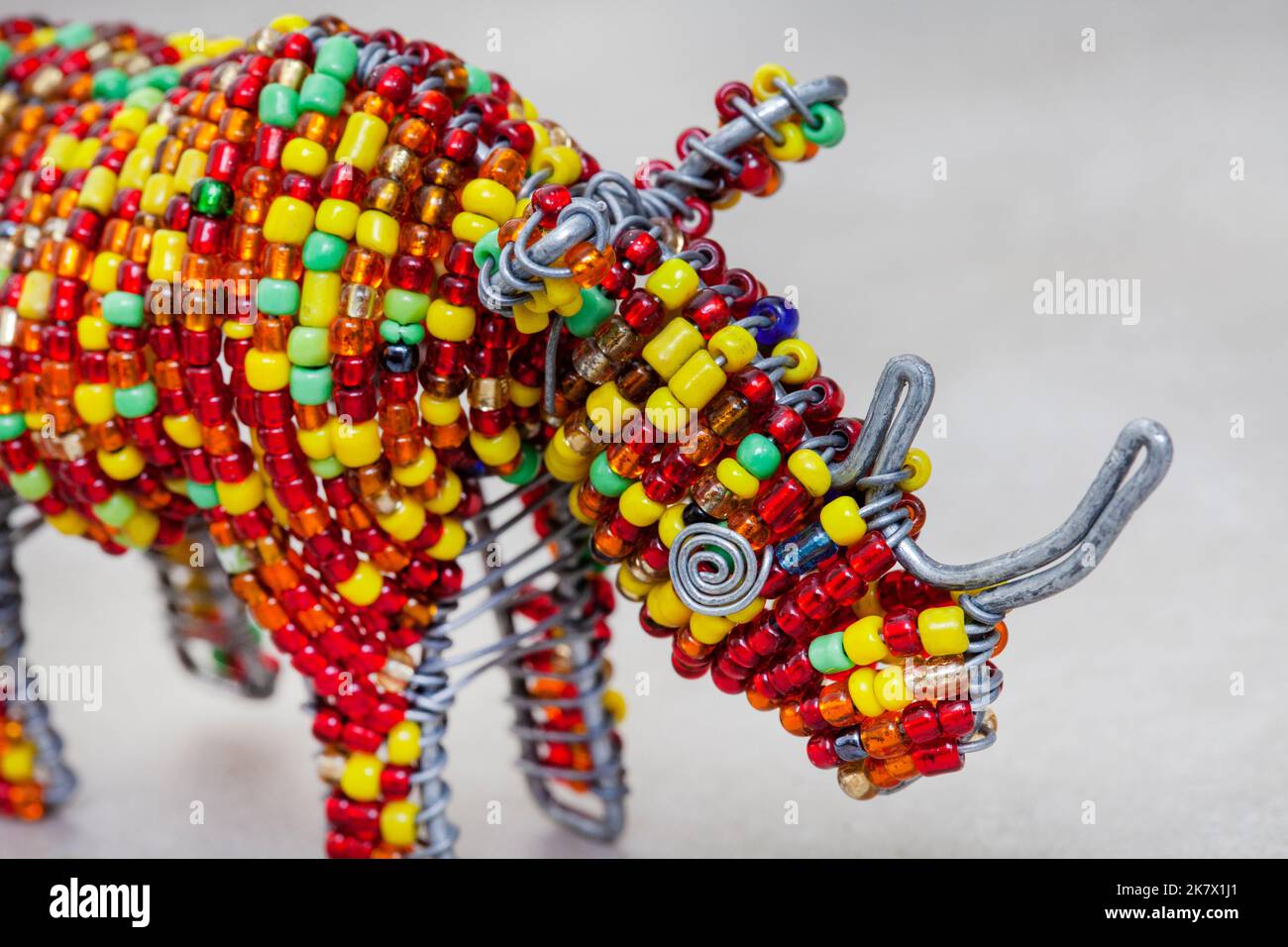 Colorato artigianato sudafricano con perline di Rhinoceros su grigio chiazzato con spazio copia Foto Stock