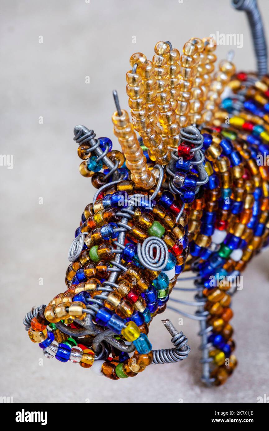 Colore colorato sudafricano con perline artigianato di warthog su grigio chiazzato con spazio copia Foto Stock