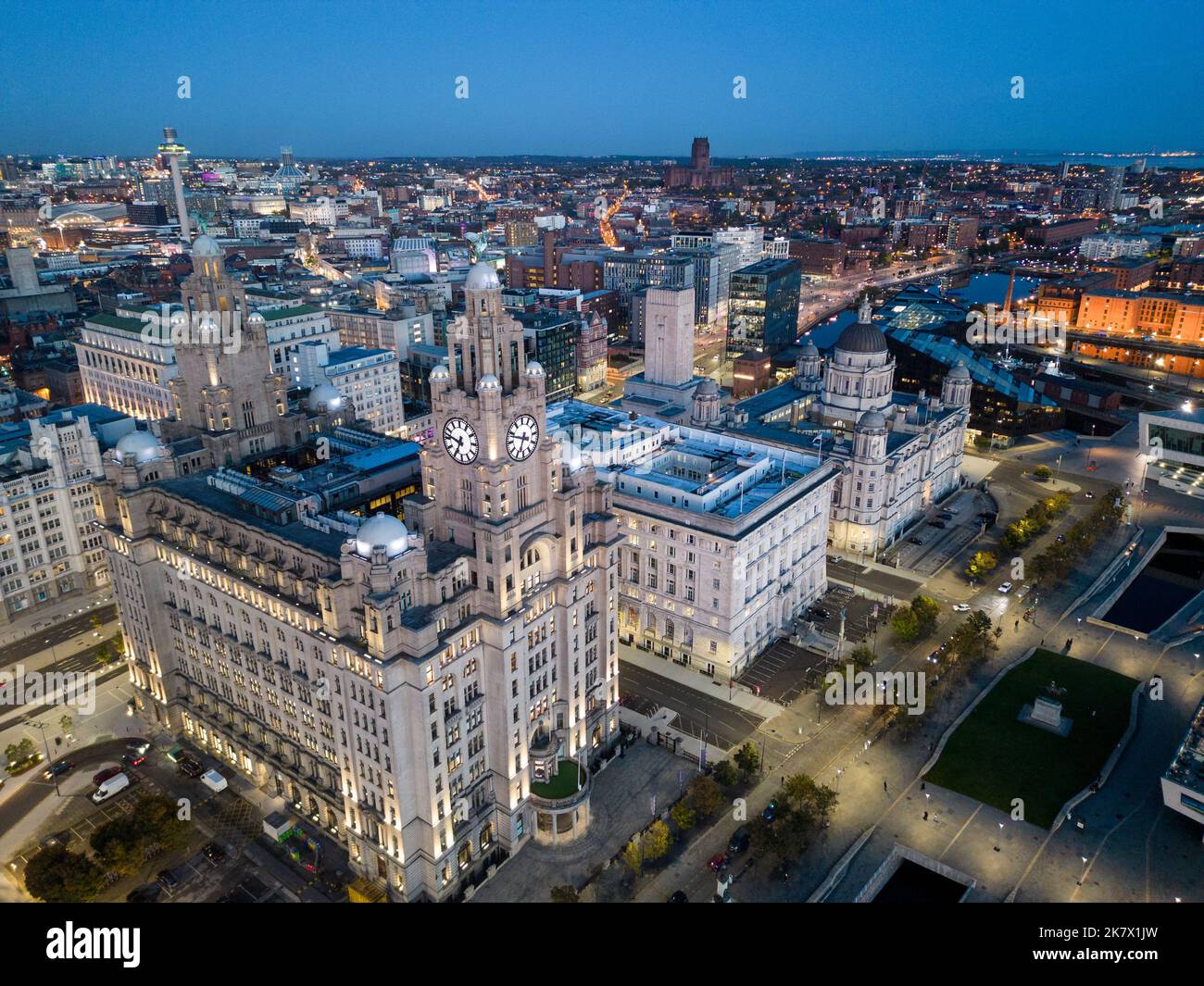 Vista aerea al crepuscolo del Royal Liver Building e del lungomare di Pier Head Liverpool, Merseyside, Inghilterra Foto Stock