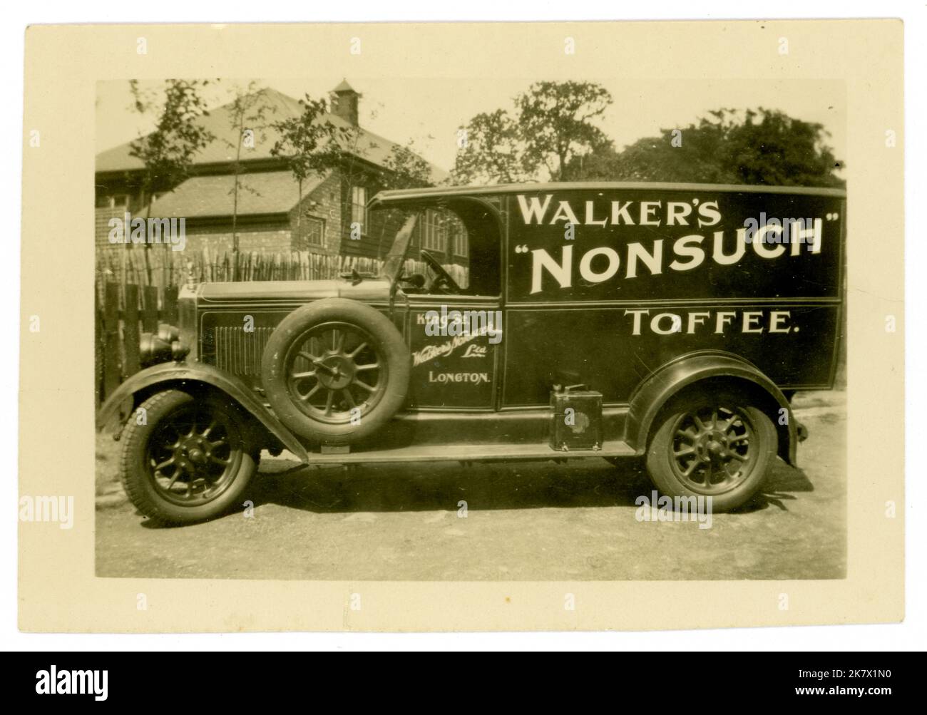 La fotografia originale della cartolina dell'era del 1920 del furgone di consegna del toffee del Walker's Nonsuch, la pubblicità del toffee del Walkers Nonsuch Ltd, risale a circa 1925. Longton, Stoke on Trent, Regno Unito Foto Stock