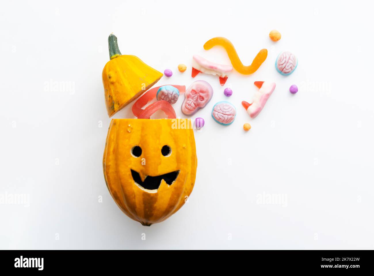 Trick o trattare caramelle di Halloween provenienti da una testina di zucca Foto Stock