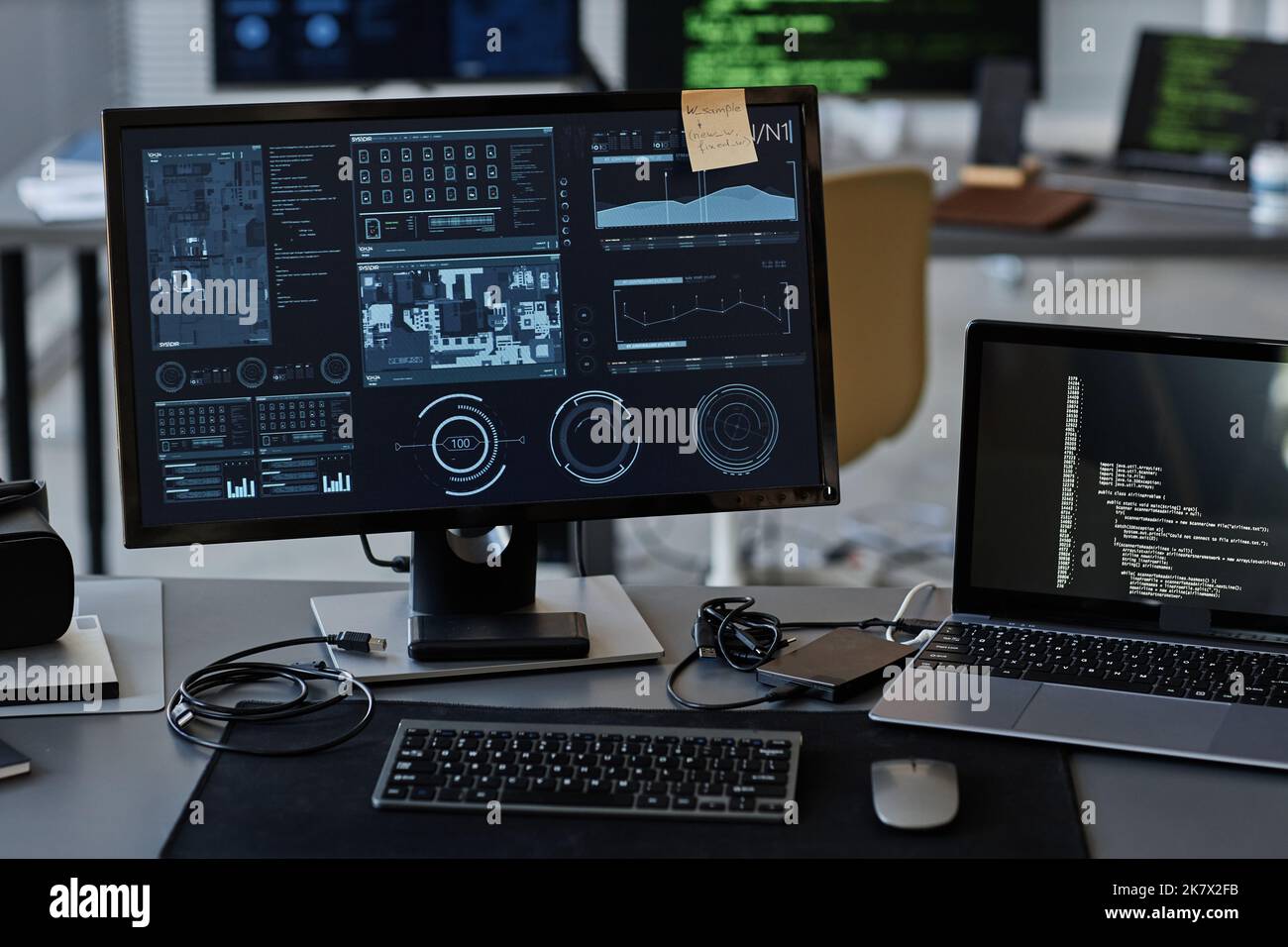 Immagine di sfondo di diversi schermi di computer con pannelli di controllo e dati sulla scrivania dell'ufficio DELL'AZIENDA IT Foto Stock