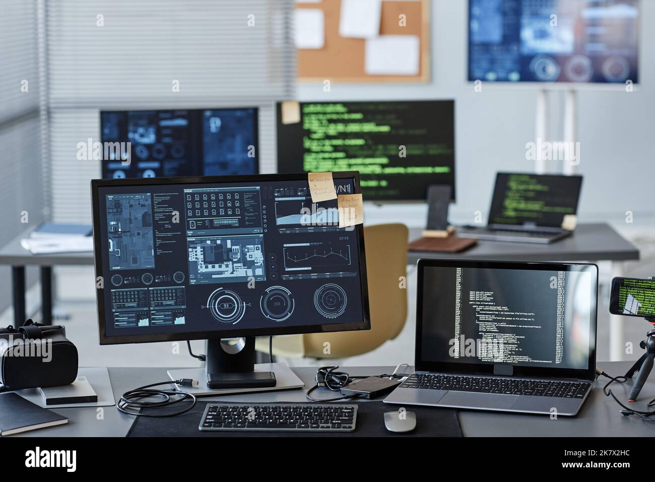 Immagine di sfondo di diversi computer con pannelli di controllo e dati nell'ufficio DELL'AZIENDA IT, spazio copia Foto Stock