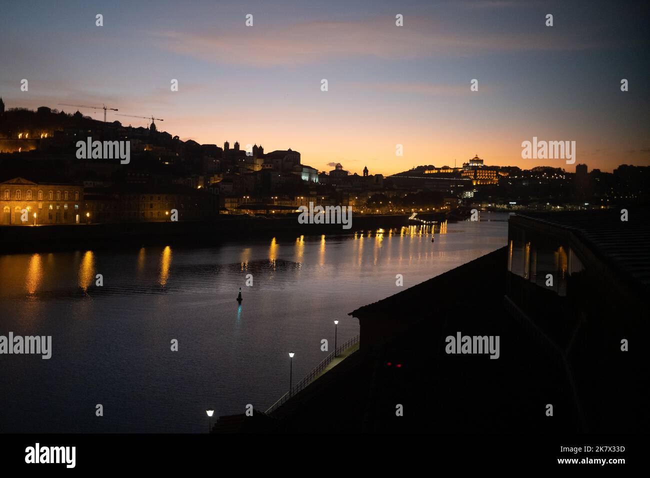 Vista mattutina del fiume Douro a Porto, Portogallo, 18 ottobre 2022. Foto Stock