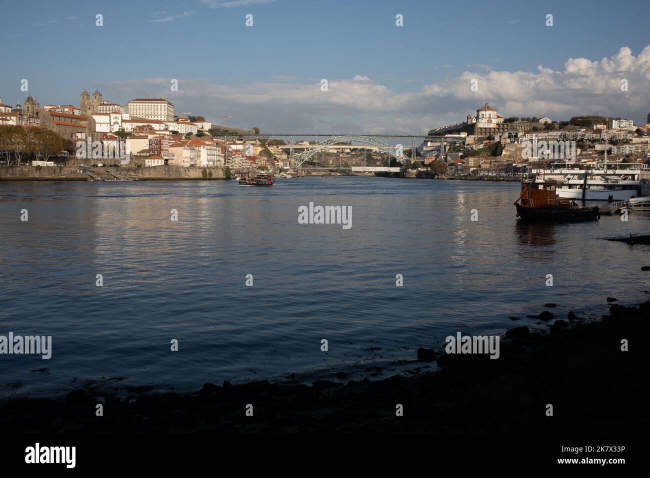 Vista sul fiume Douro a Porto, Portogallo, 17 ottobre 2022. Foto Stock