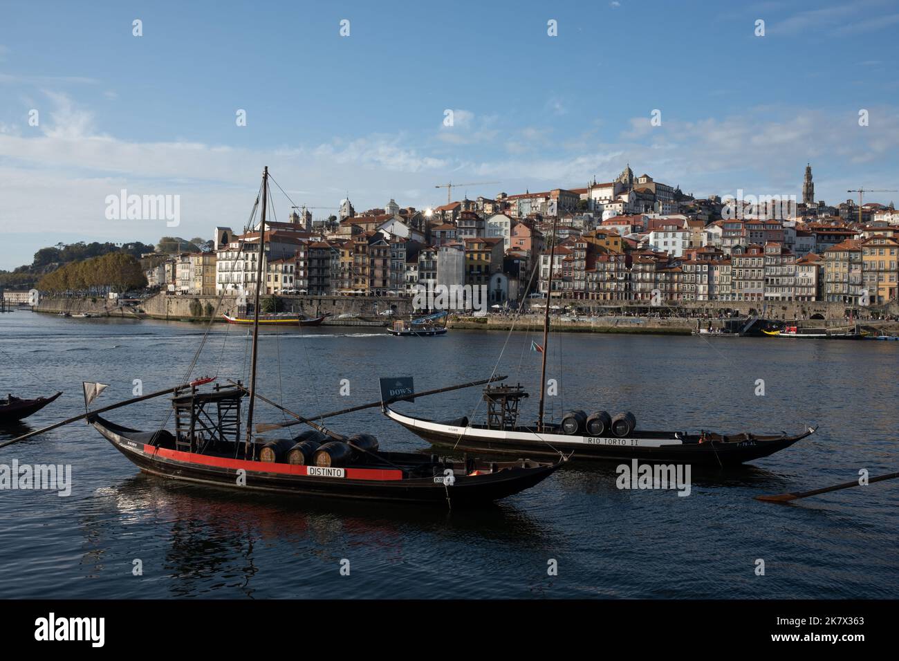 Guardando a Porto da Vila Nova de Gaia, a Porto, Portogallo, 17 ottobre 2022. Foto Stock
