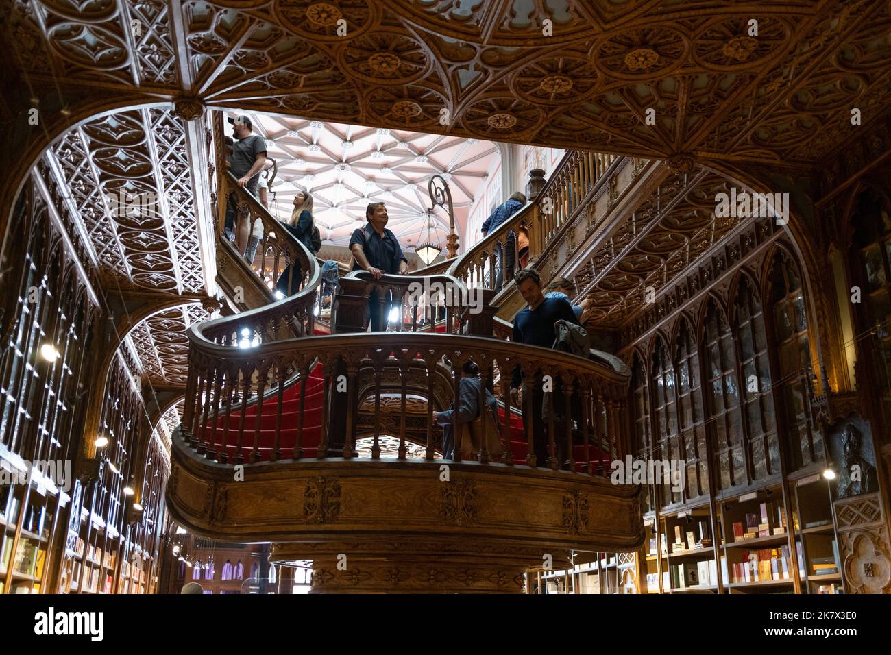 Il negozio di libri Livraria Lello che si dice abbia ispirato gli insiemi nei film di Harry Potter, scritto da JK Rowling. A Porto, Portogallo, 17 ottobre 2022. Foto Stock