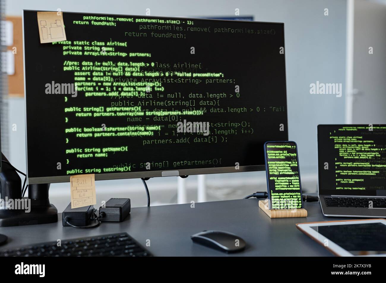 Immagine di sfondo dello schermo del computer con righe di codice verdi presso l'ufficio sicurezza dati, spazio copia Foto Stock
