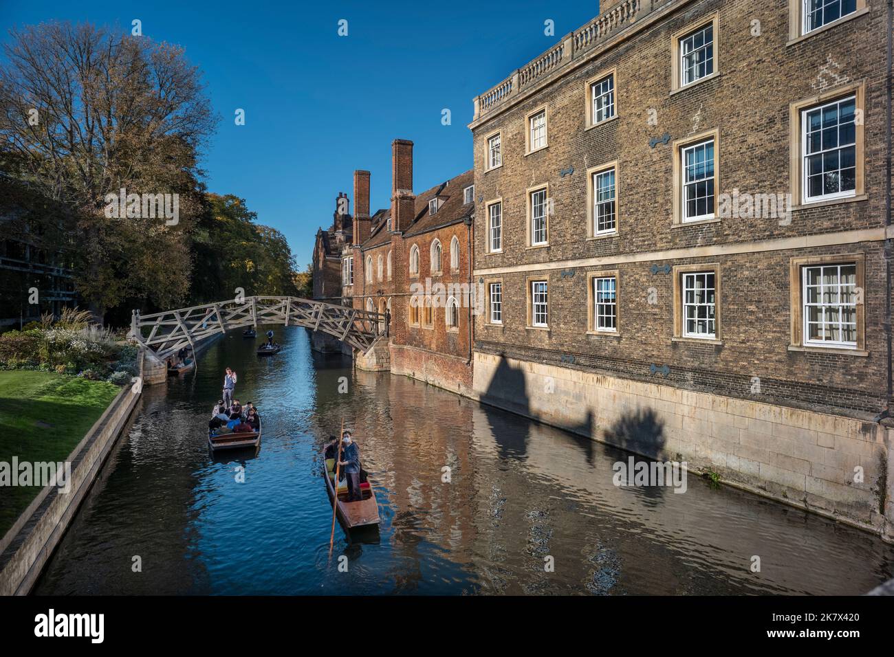 Cambridge Inghilterra UK Mathematical Bridge Autunno Sunshine and Autumn Colours 18 ottobre 2022 il Mathematical Bridge è il nome popolare di un fo di legno Foto Stock