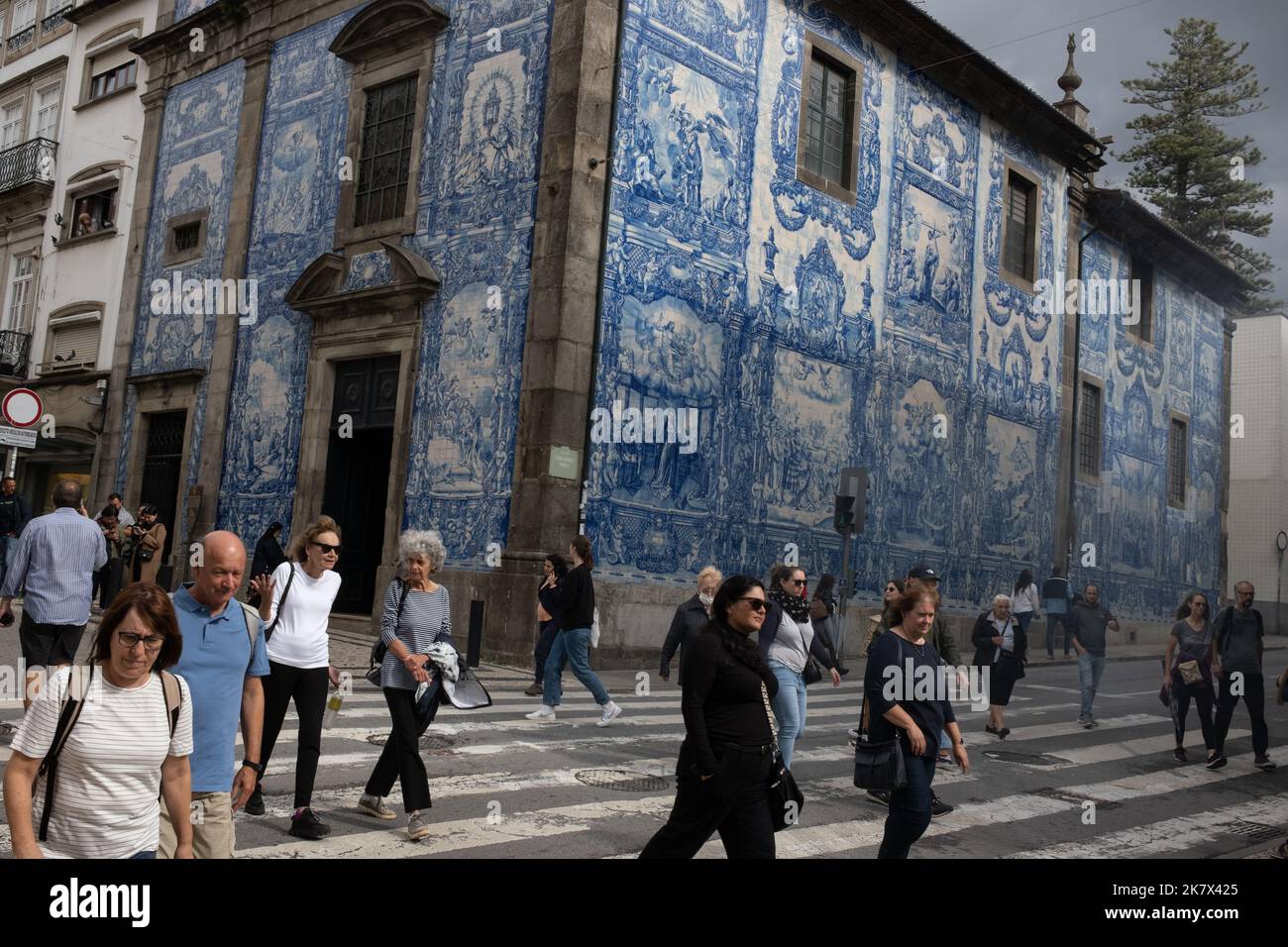 La cappella della Capela de sana Catarina con le sue iconiche piastrelle blu, a Porto, Portogallo, 17 ottobre 2022. Foto Stock