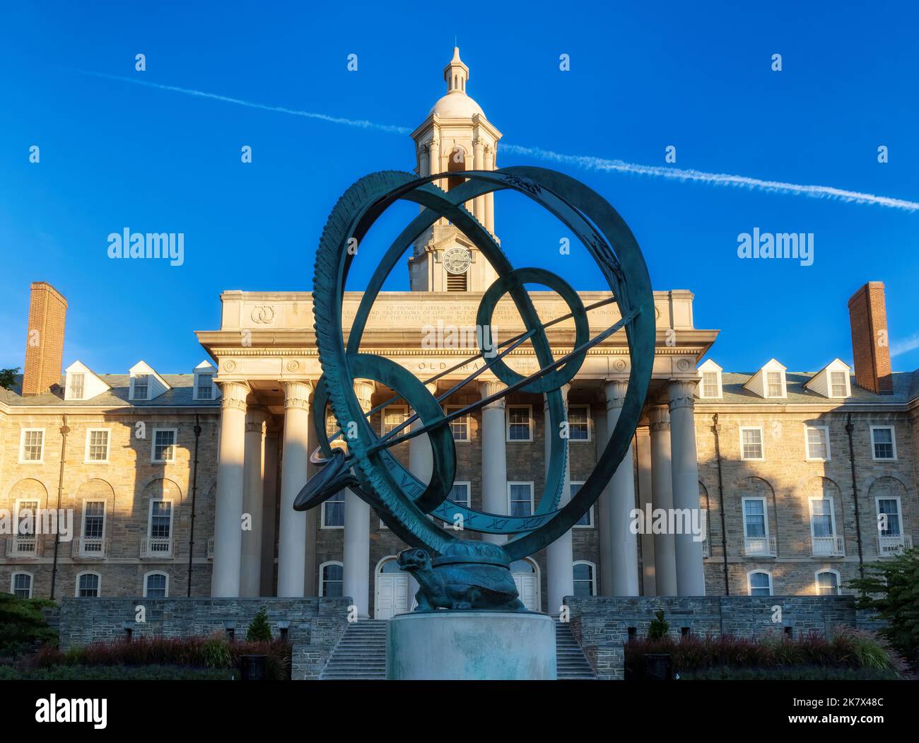 L'edificio Old Main all'alba nel campus della Penn state University nello state College, Pennsylvania Foto Stock