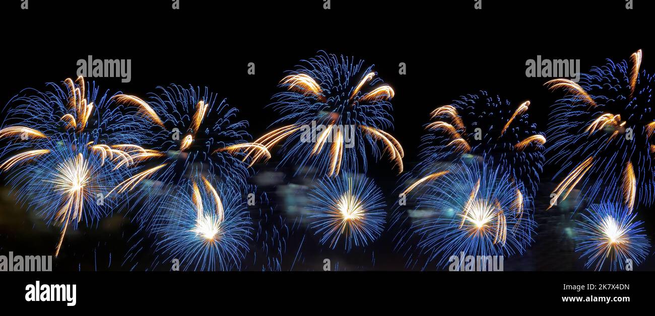 Fuochi d'artificio blu per le vacanze con spazio per le copie per la celebrazione di Capodanno Foto Stock