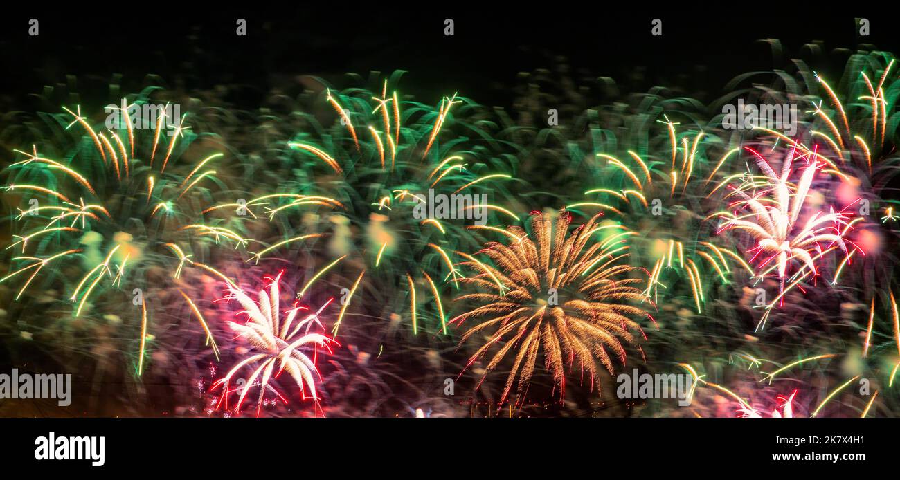 Fuochi d'artificio colorati verdi e rossi. Foto Stock