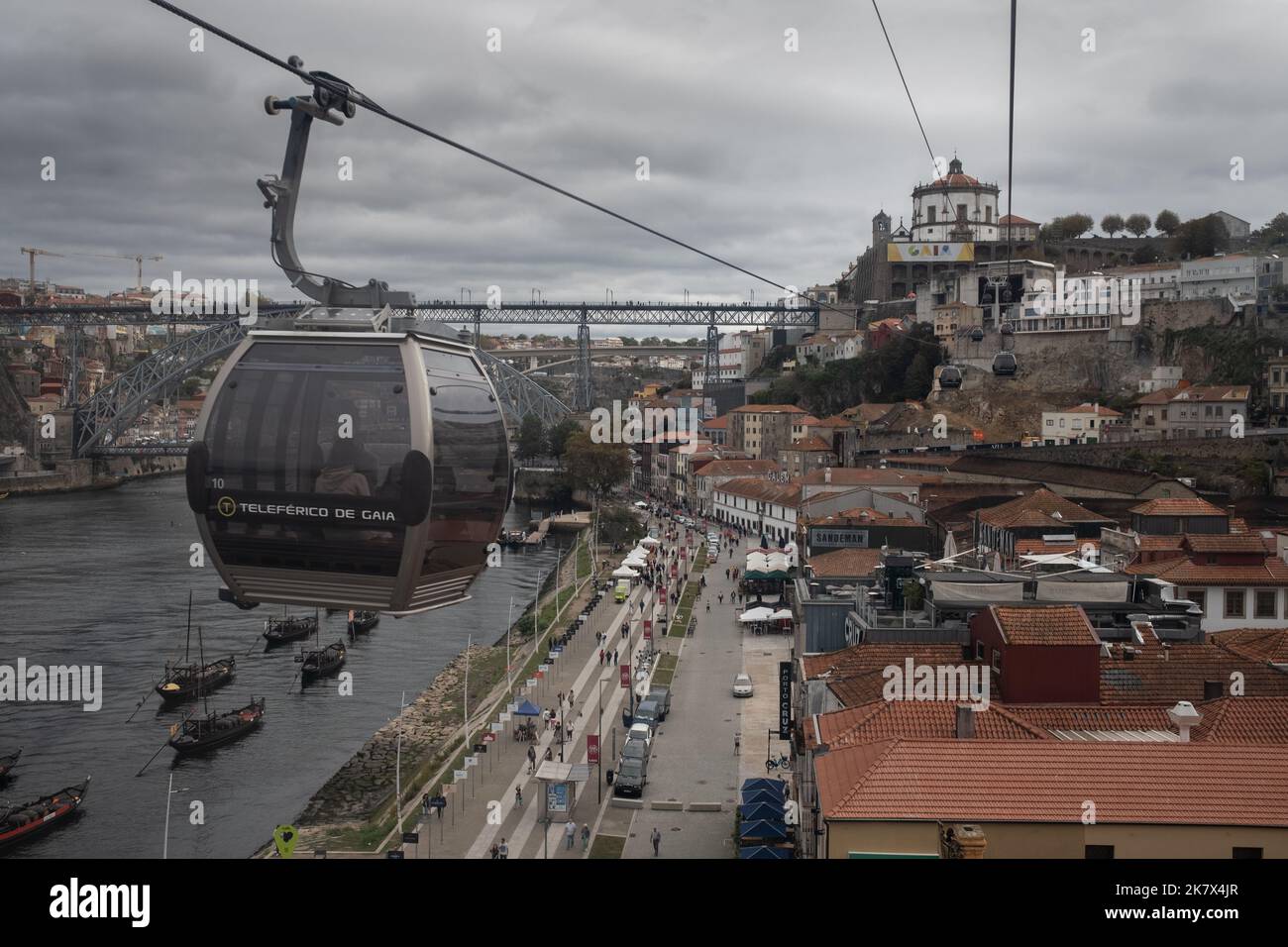 Funivia sopra le strade di Vila Nova de Gaia, a Porto, Portogallo, 16 ottobre 2022. Foto Stock