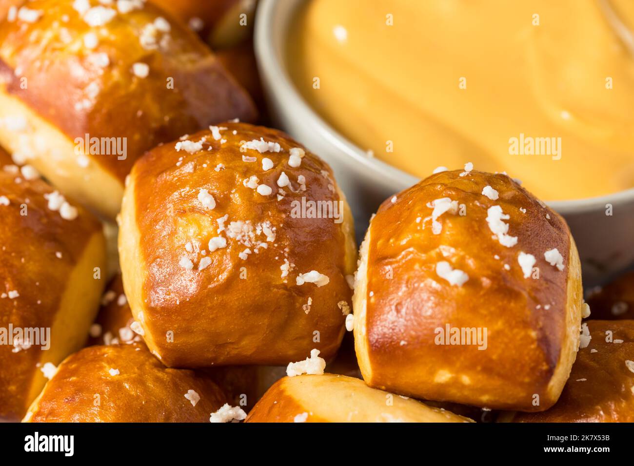 Piccoli morsi di Pretzel fatti in casa con formaggio di birra Foto Stock