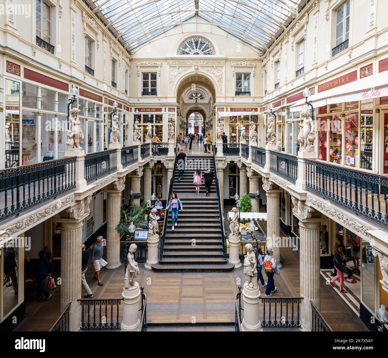 Il Passage Pommeraye è una storica galleria di negozi vetrata a più piani nel centro di Nantes, Francia. Foto Stock