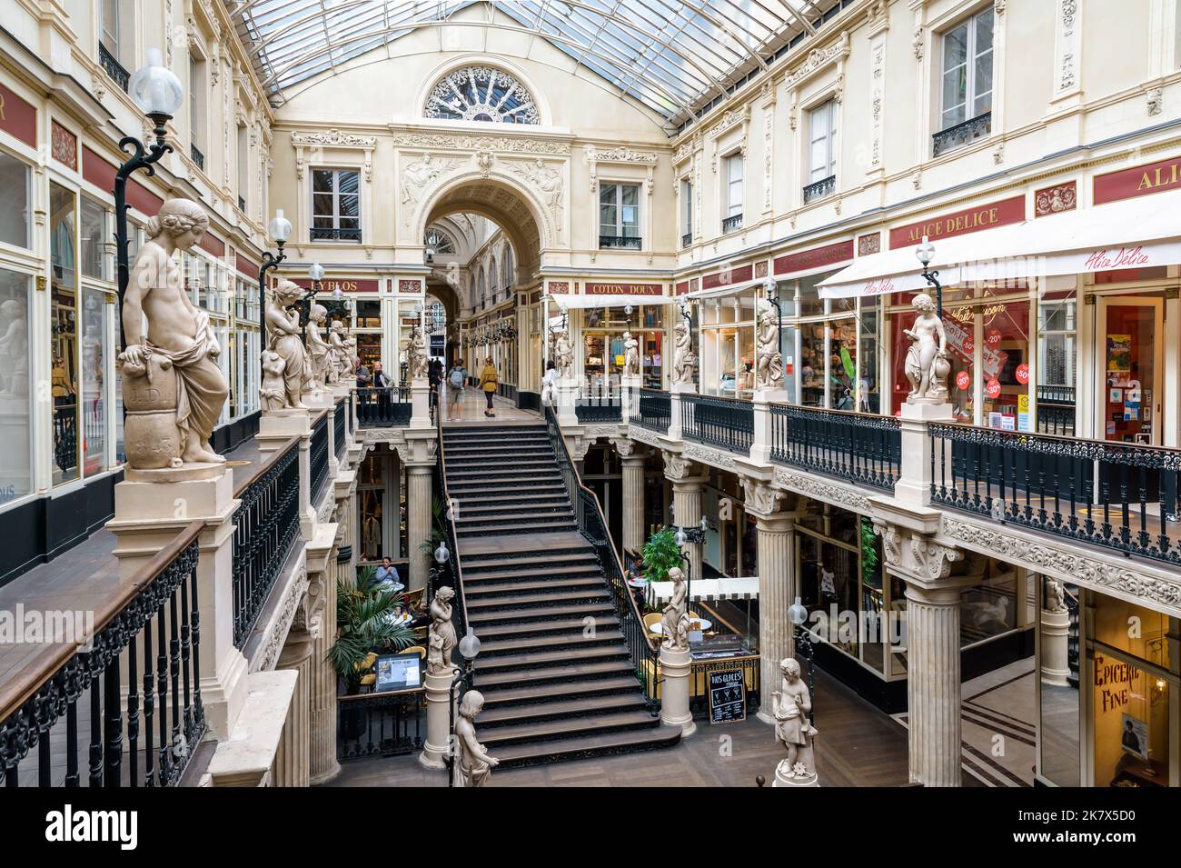 Il Passage Pommeraye è una storica galleria di negozi vetrata a più piani nel centro di Nantes, Francia. Foto Stock