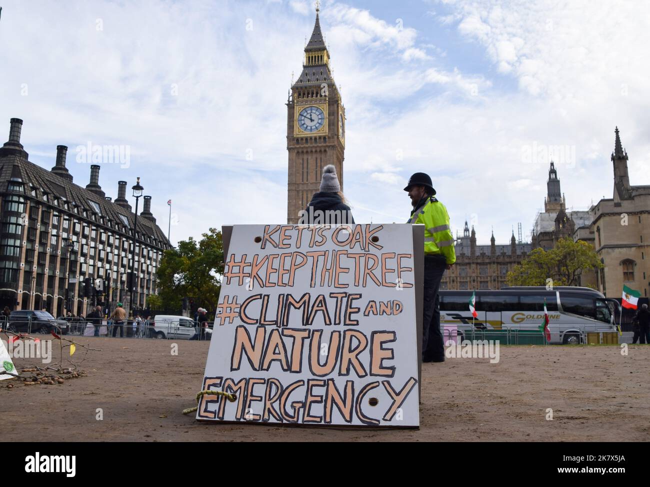 Londra, Regno Unito. 19th Ott 2022. Il cartello "emergenza climatica e naturalistica" è visibile in Piazza del Parlamento. Per evidenziare l'emergenza climatica, gli attivisti della ribellione di estinzione hanno piantato un albero in Piazza del Parlamento, un discendente della quercia di Kett, 600 anni, a Norfolk, il luogo della ribellione di Kett del 1549, quando 16.000 persone si sono alzate contro le classi dominanti. Il giovane albero in Piazza del Parlamento sarà sorvegliato da attivisti 24 ore al giorno. Credit: SOPA Images Limited/Alamy Live News Foto Stock