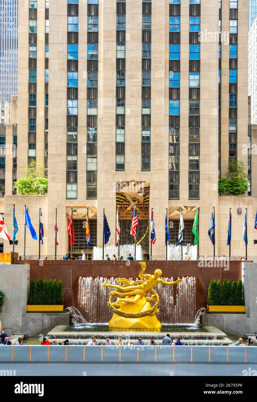 New York, USA - 18 settembre 2022: Piazza di New York con una statua di Prometheus Foto Stock