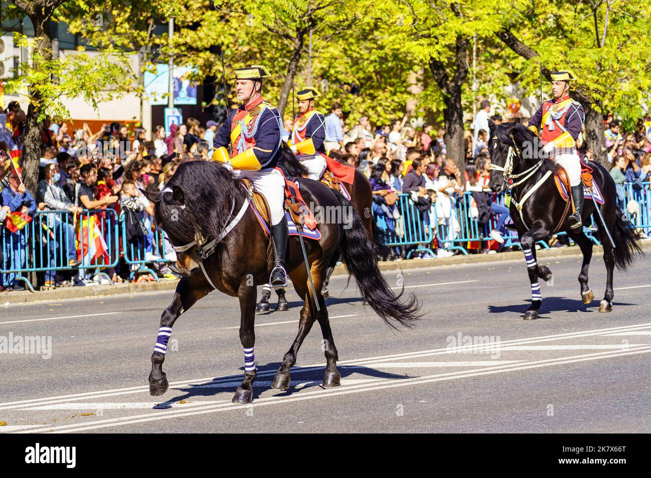 Madrid, Spagna, 12 ottobre 2022: Guardia civile in uniforme di gala parata a cavallo. Foto Stock