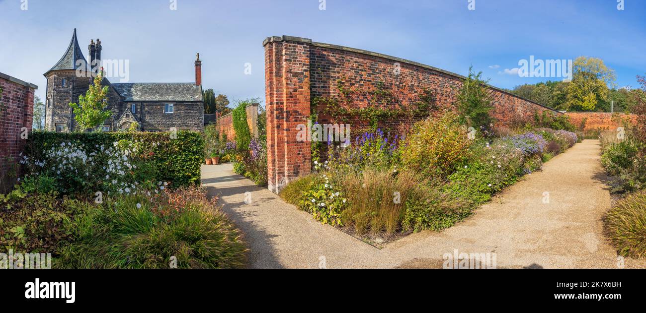 RHS Garden Bridgewater a Worsley vicino Manchester. Il giardino murato con il giardino delle api a sinistra. Foto Stock