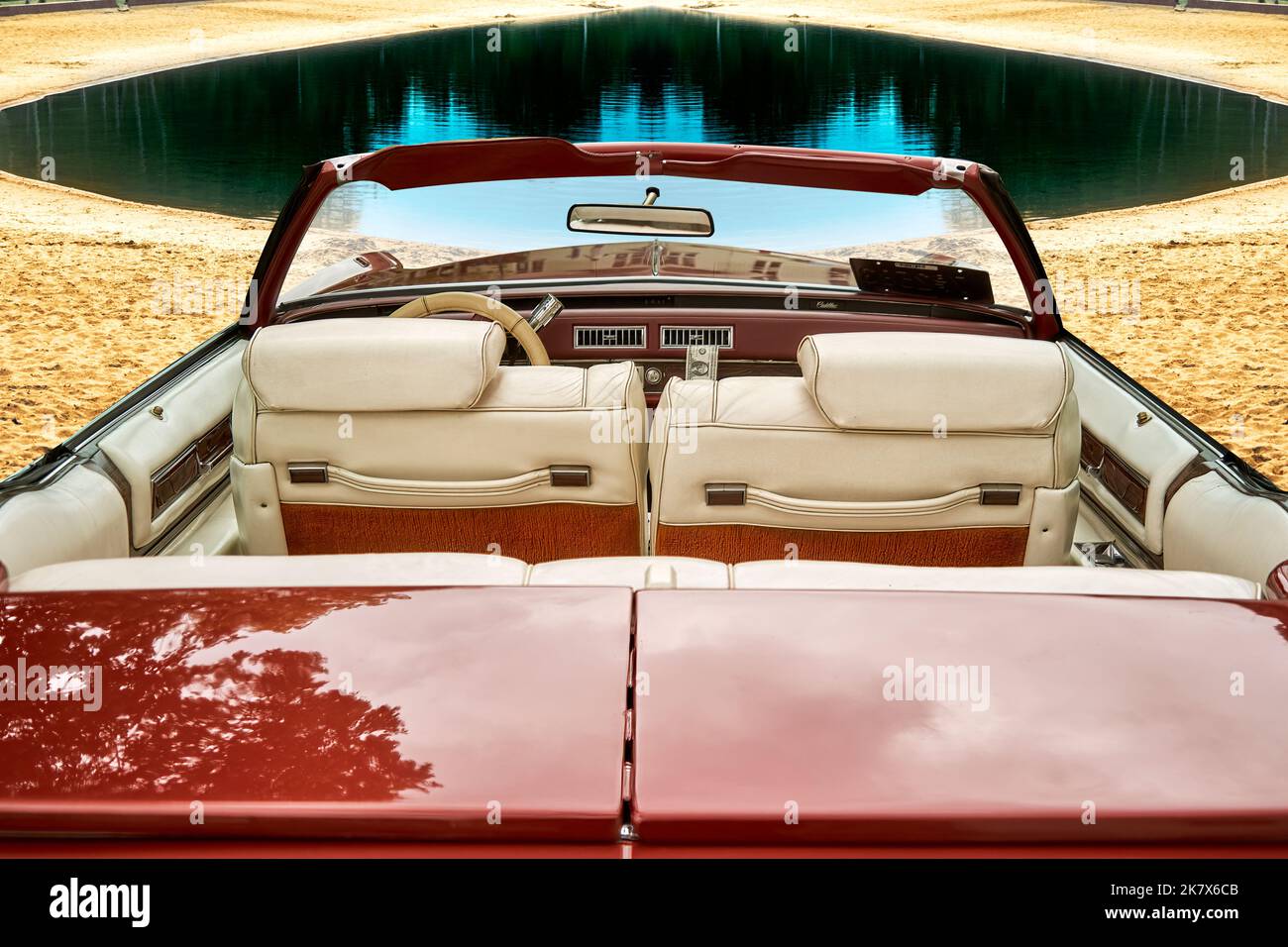 Lehnin, Germania, 11 settembre 2022: Cadillac cabriolet vista interna del classico incrociatore stradale americano da dietro, composito su una spiaggia di sabbia da un Foto Stock