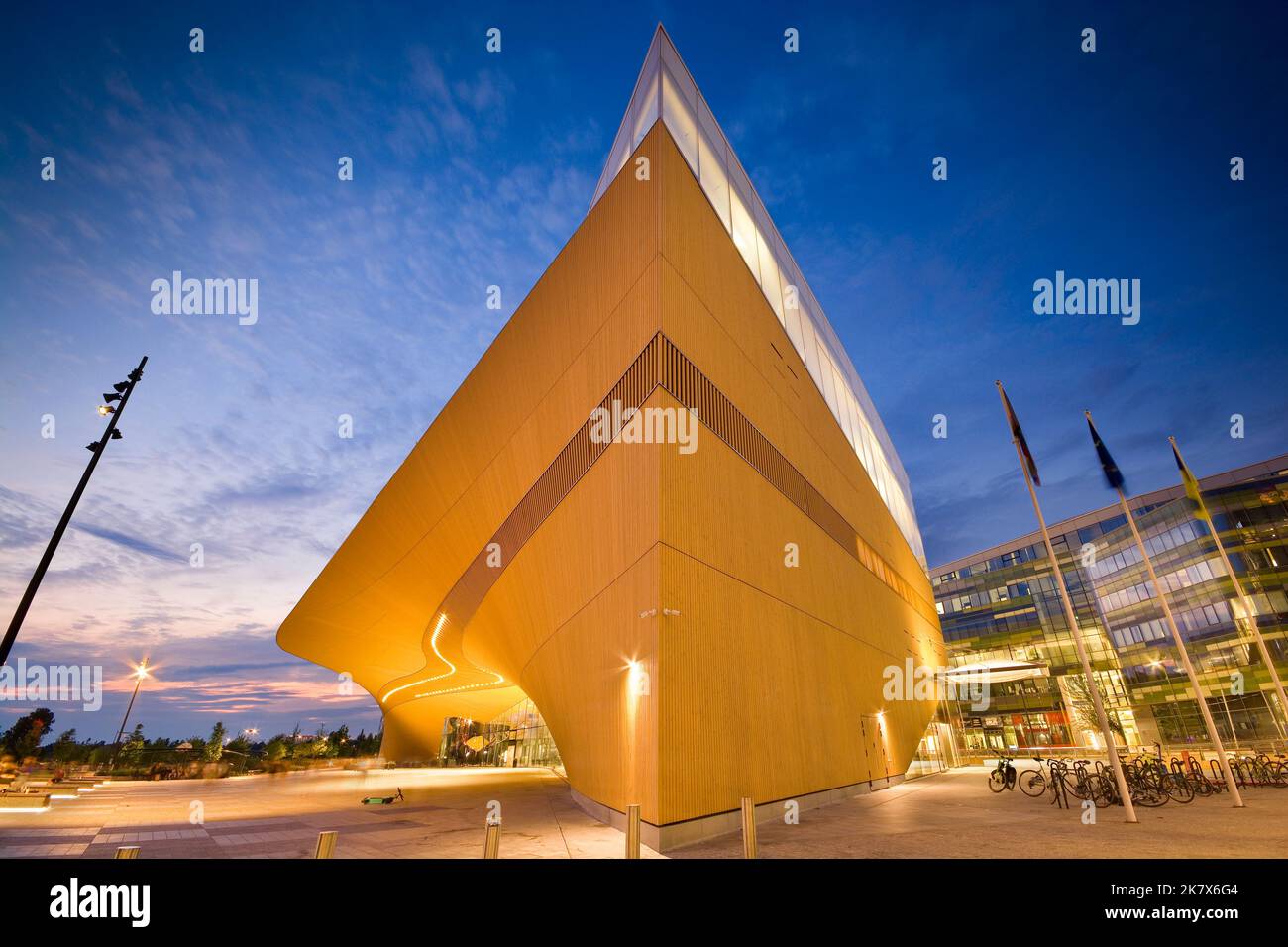 Vista notturna della Biblioteca centrale di Oodi a Helsinki, Finlandia Foto Stock