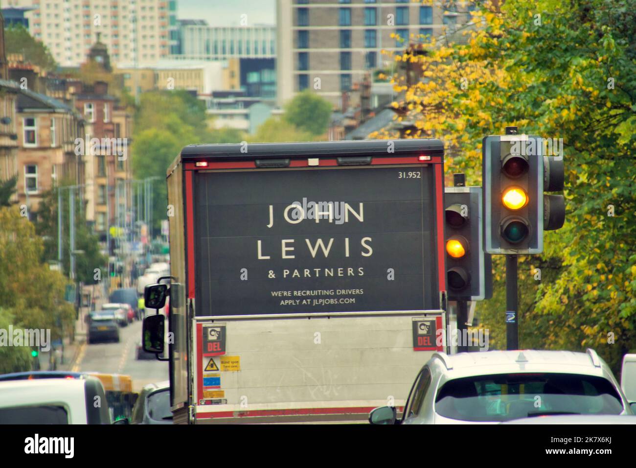 john Lewis autocarro di consegna a casa su grande strada occidentale nella fine alla moda ovest della città Foto Stock
