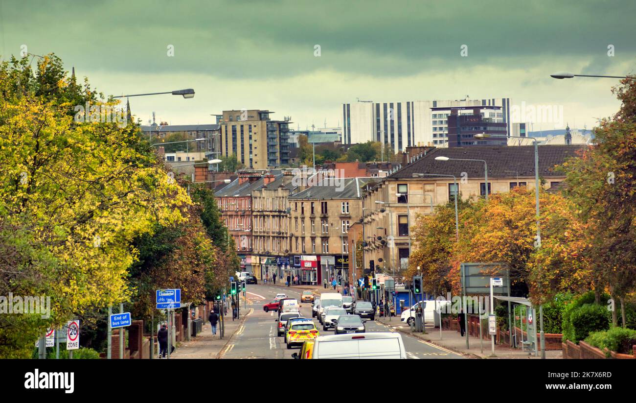 Maryhill Road a Glasgow, Scozia, Regno Unito, guardando verso il centro della città Foto Stock