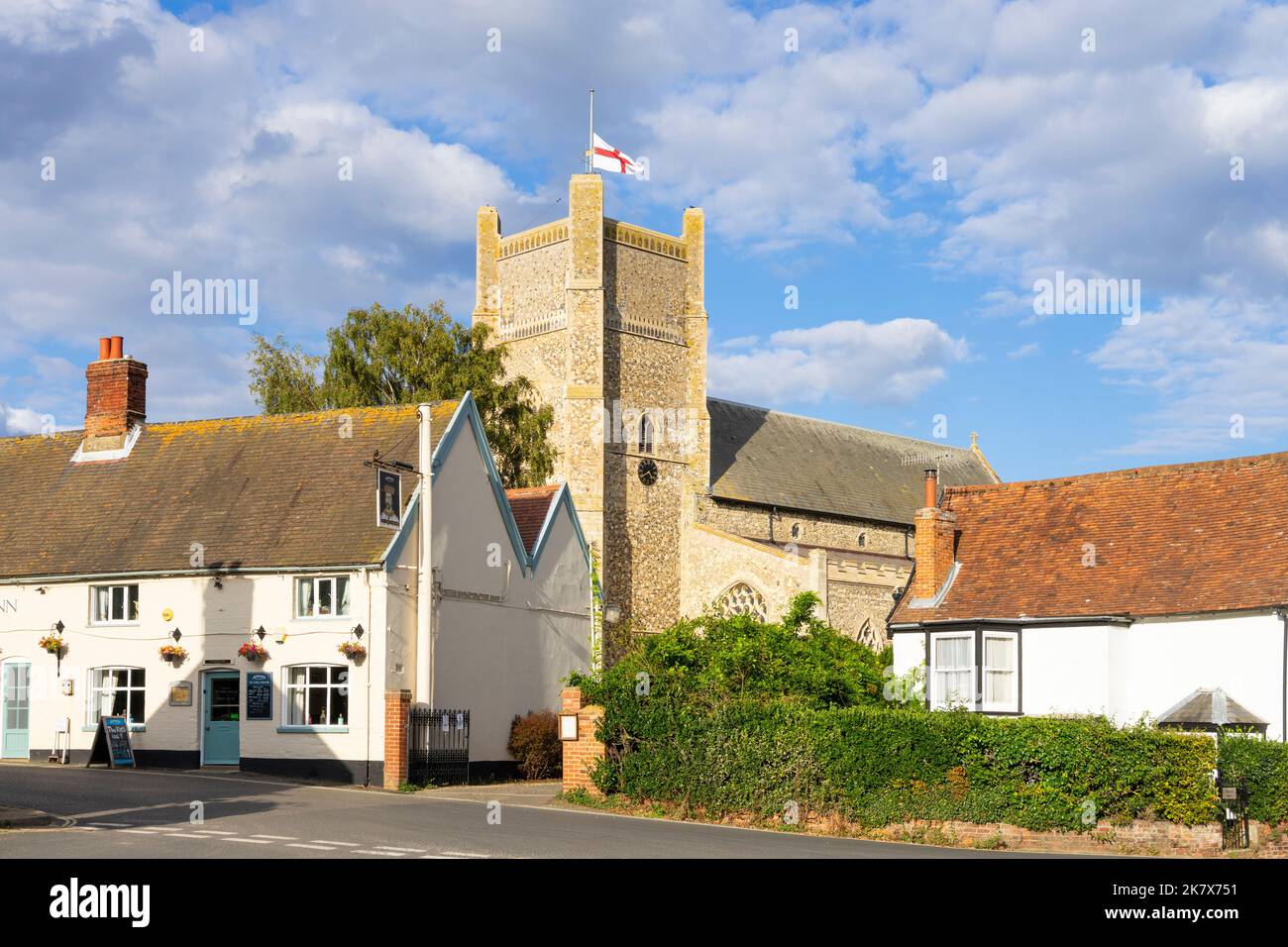 The Kings Head Inn e St Bartholomew's Church nel villaggio di Orford Suffolk Inghilterra Regno Unito Europa Foto Stock