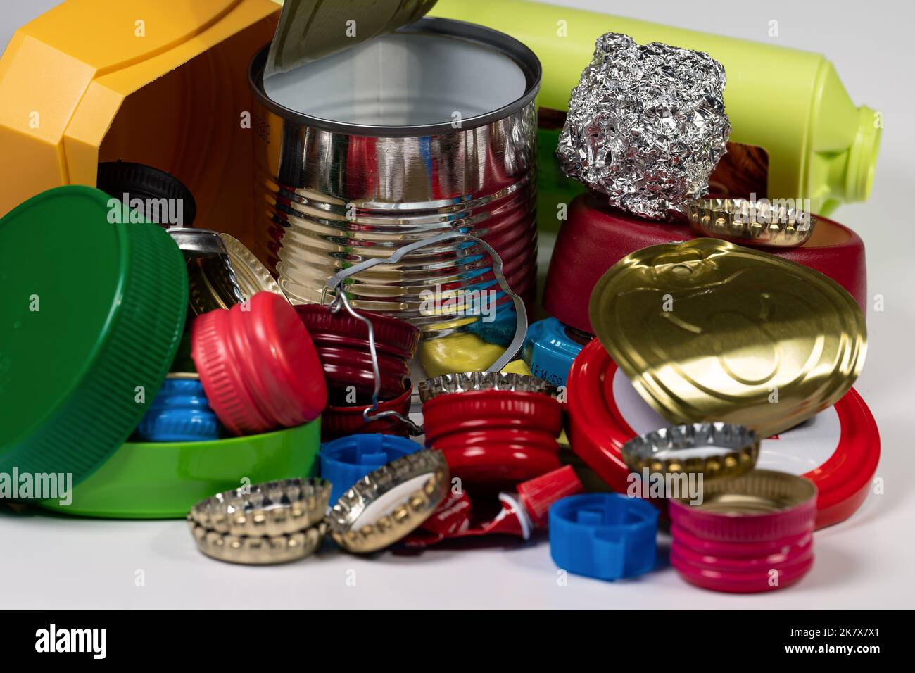 Vari materiali di imballaggio in stagno e plastica per il riciclaggio Foto Stock
