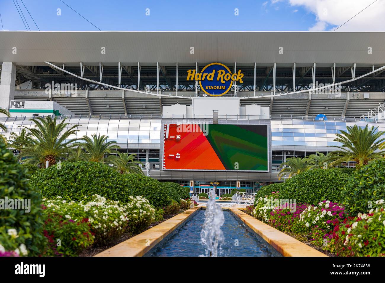 Miami Gardens, Florida - 7 ottobre 2022: L'Hard Rock Stadium ospita l'NFL Miami Dolphins e la squadra di calcio dell'University of Miami Hurricanes. Foto Stock