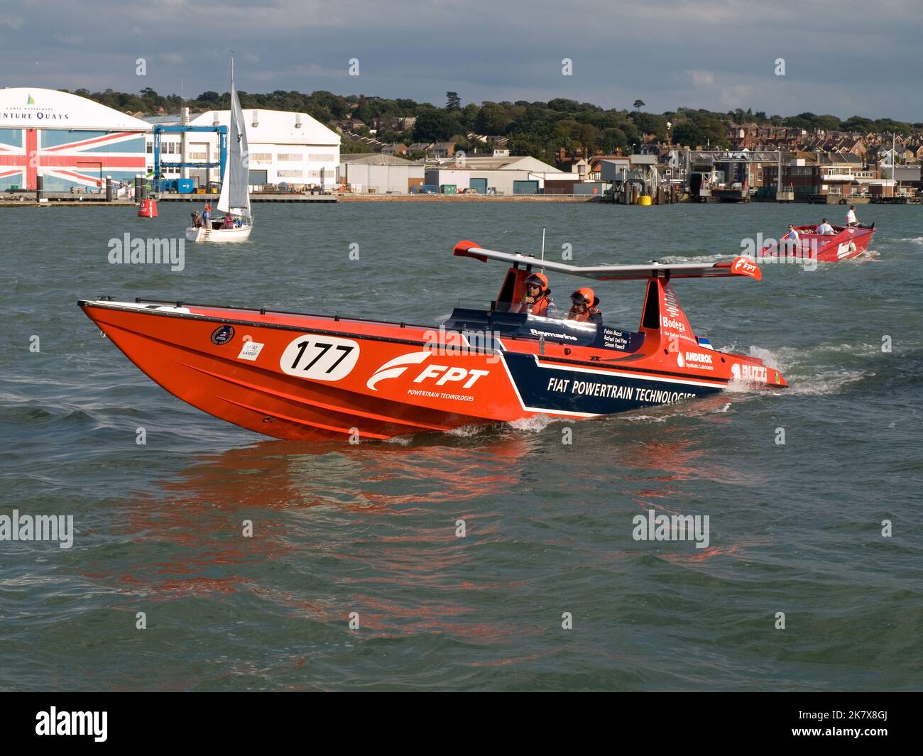 Il vincitore Red FPT barcha a motore durante cowes-torquay-cowes offshore barcha a motore gara 2008. Foto Stock