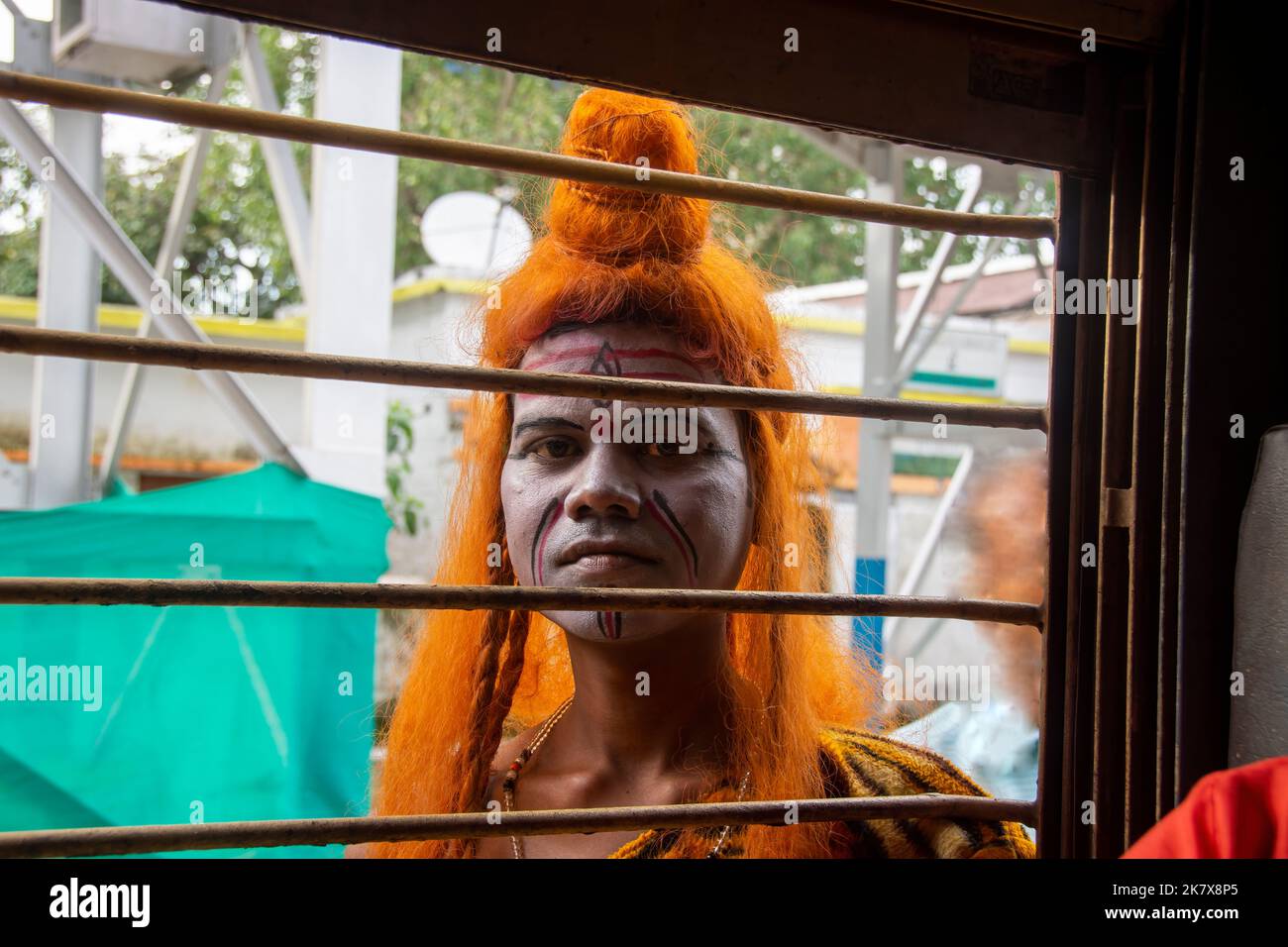 Travestimento o bahurupi è una comunità di artisti folk che ritraggono diversi dèi o divinità indù mitologiche come Lord Shiva. Foto Stock