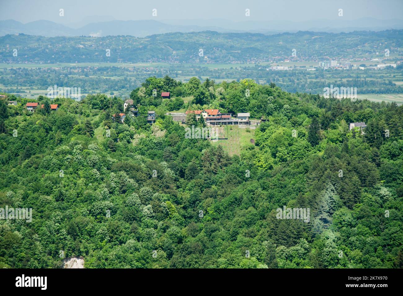 Panorama della città di Samobor in Croazia, verde paesaggio di campagna Foto Stock