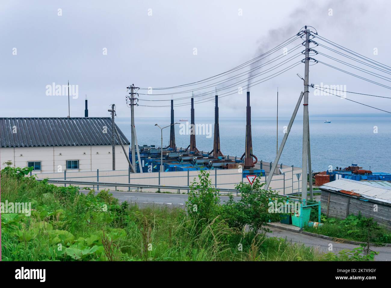 impianto diesel con camini fumanti sull'isola Foto Stock