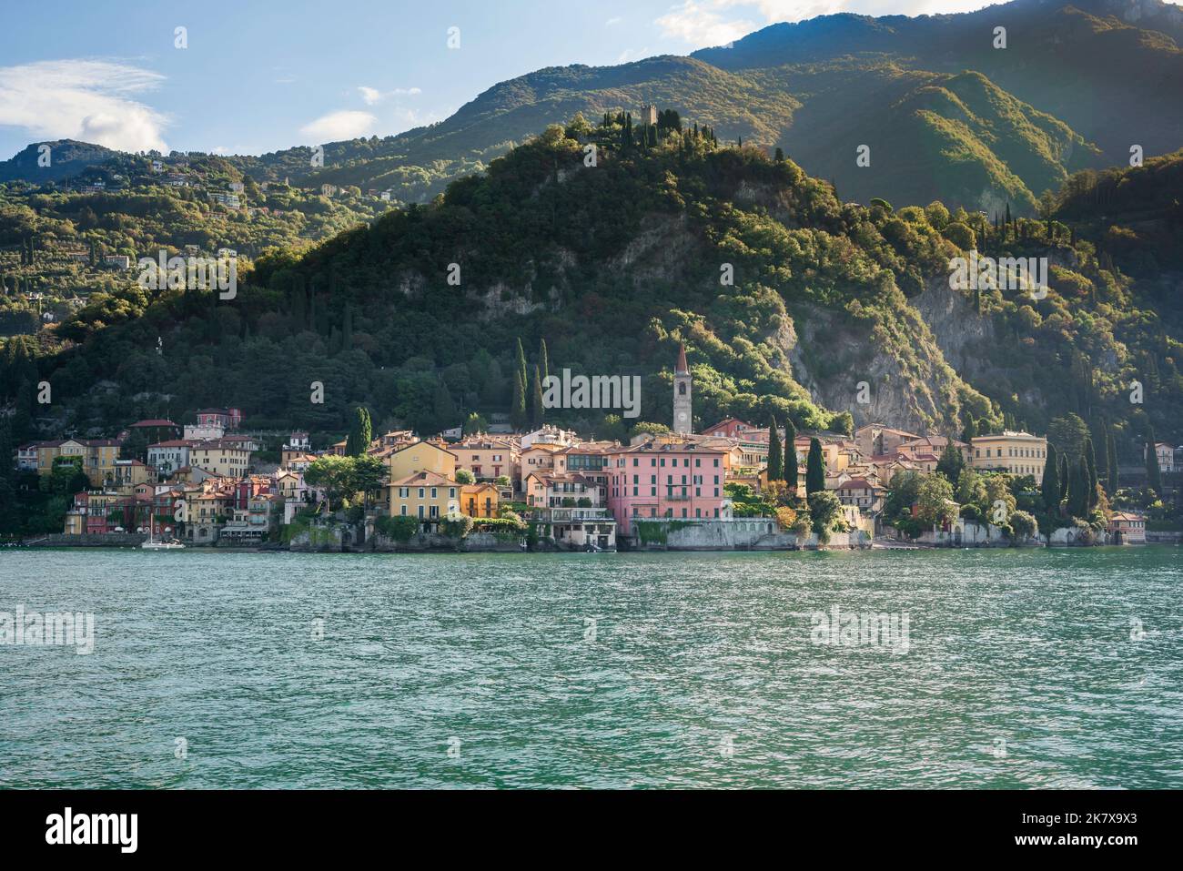 Varenna Lago di Como, vista sul Lago di Como verso la panoramica cittadina lacustre di Varenna, Lombardia, Italia Foto Stock